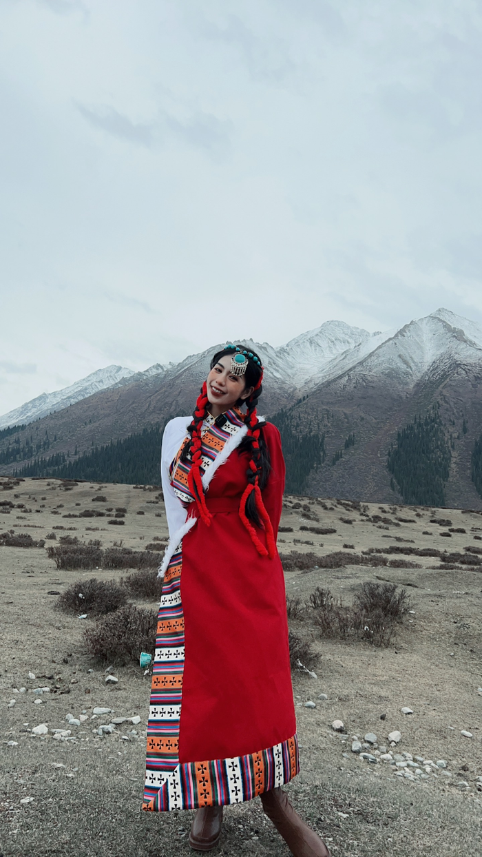 Hằng Du Mục trong trang phục truyền thống của dân tộc bản xứ.