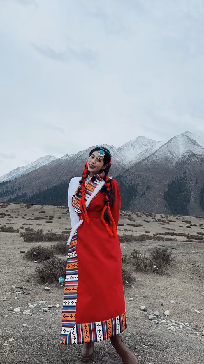 Hằng Du Mục trong trang phục truyền thống của dân tộc bản xứ.