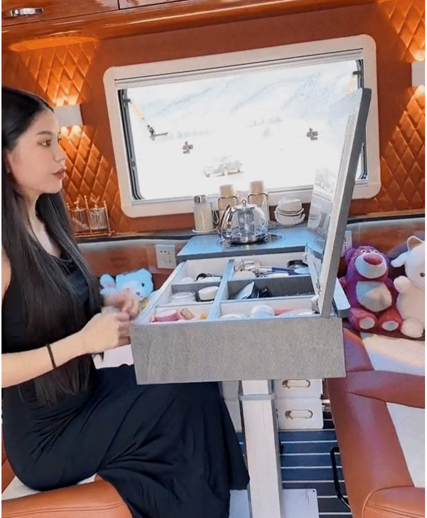 Cuộc sống bên trong ngôi nhà di động của cá nhân Hằng Du Mục, đầy đủ tiện nghi, bàn trang điểm đầy ắp là điểm mà netizen chú ý trong mỗi clip của cô.
