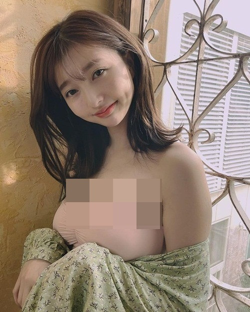 Được biết, Moeka là ái nữ của người sáng lập chuỗi nhà hàng ramen lớn ở Nhật Bản, thế nhưng thay vì nối nghiệp gia đình cô gái này lại theo con đường trở thành người mẫu nội y nổi tiếng.