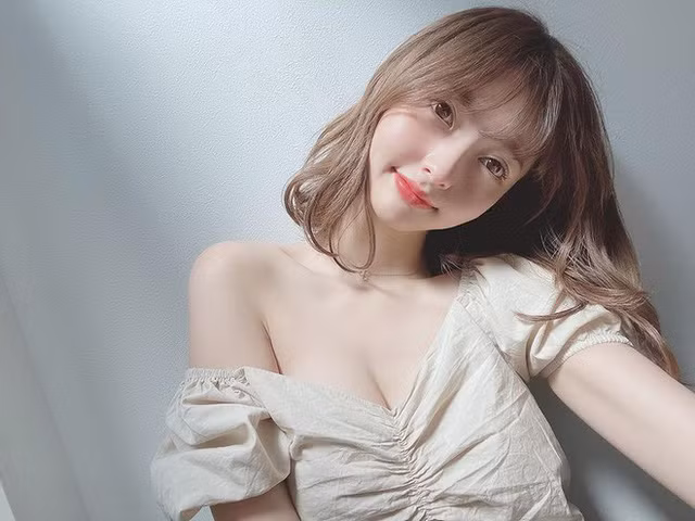 Bên cạnh làm người mẫu nội y, Moeka còn là influencer tích cực hoạt động trên các nền tảng mạng xã hội.