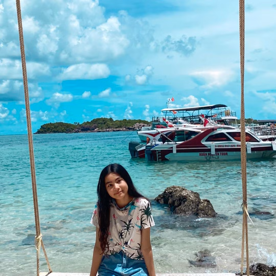 Cô bé Hạt Dẻ đã nhận được lời khen ngợi từ dân mạng dành cho nhan sắc xinh đẹp, đồng thời họ còn thể hiện sự ngưỡng mộ cách sống tình cảm của bé với gia đình.