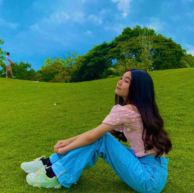 Cô bé có đường nét gương mặt rõ ràng, nụ cười tươi và đôi má lúm đồng tiền vô cùng duyên dáng.