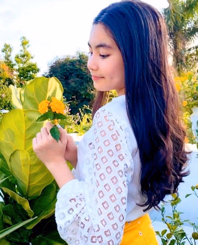 Nếu như cô chị Lọ Lem khiến người đối diện phải đứng ngồi không yên với vẻ đẹp như Hoa hậu thì cô em gái Hạt Dẻ cũng đang dần thể hiện ra vẻ xinh đẹp, dịu dàng thiếu nữ.