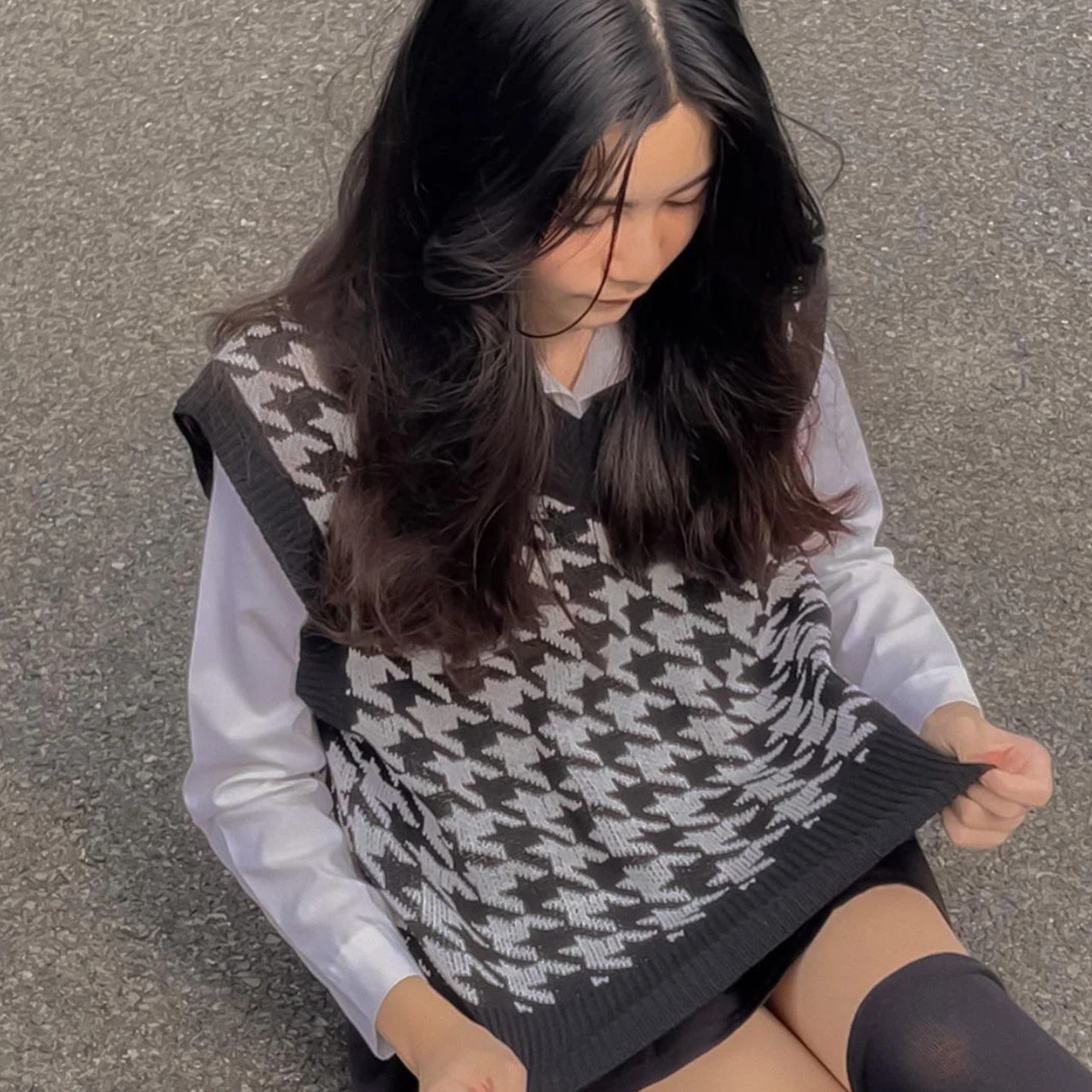 Phía dưới loạt hình, dân mạng thả tim mỏi tay và dành không ít lời khen ngợi cho nhan sắc xinh đẹp, trẻ trung của cô bé Hạt Dẻ.