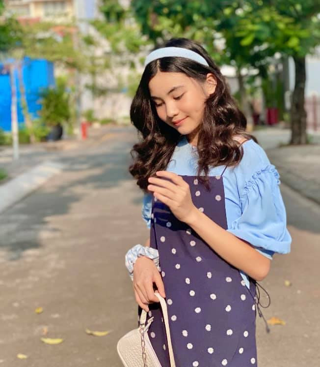 Cô bạn cũng được xem là phiên bản copy - paste của mẹ Dạ Thảo từ vẻ ngoài cho đến phong thái, khí chất tự tin nhưng vẫn thân thiện, gần gũi.