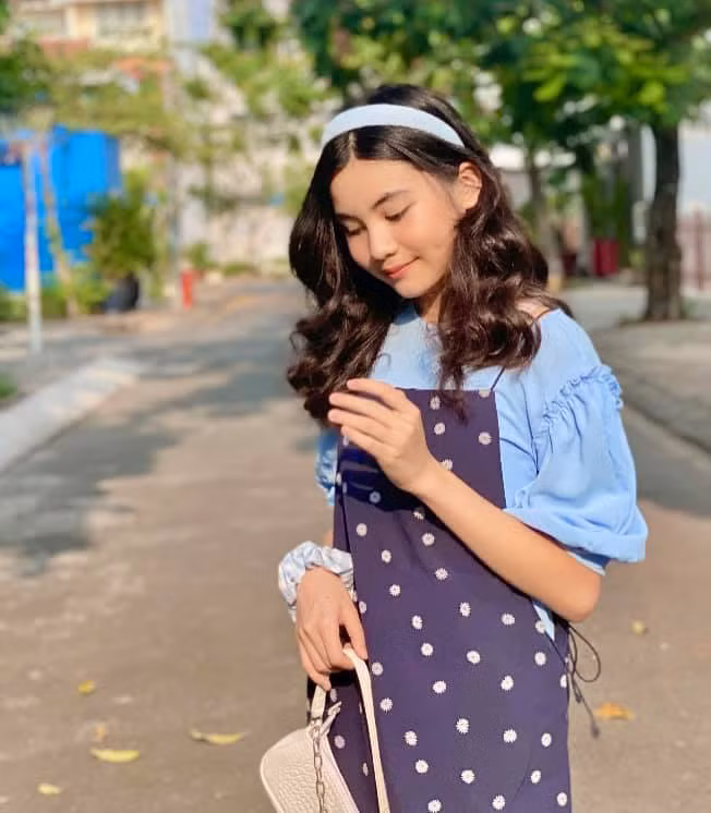 Cô bạn cũng được xem là phiên bản copy - paste của mẹ Dạ Thảo từ vẻ ngoài cho đến phong thái, khí chất tự tin nhưng vẫn thân thiện, gần gũi.