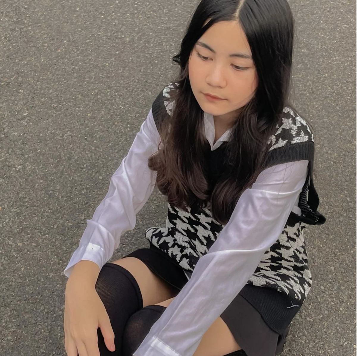 Mới nhất, con gái út MC Quyền Linh đã tung loạt hình cực xinh cùng phong cách là sự kết hợp giữa áo sơ mi trắng, gile đen trắng, chân váy ngắn.