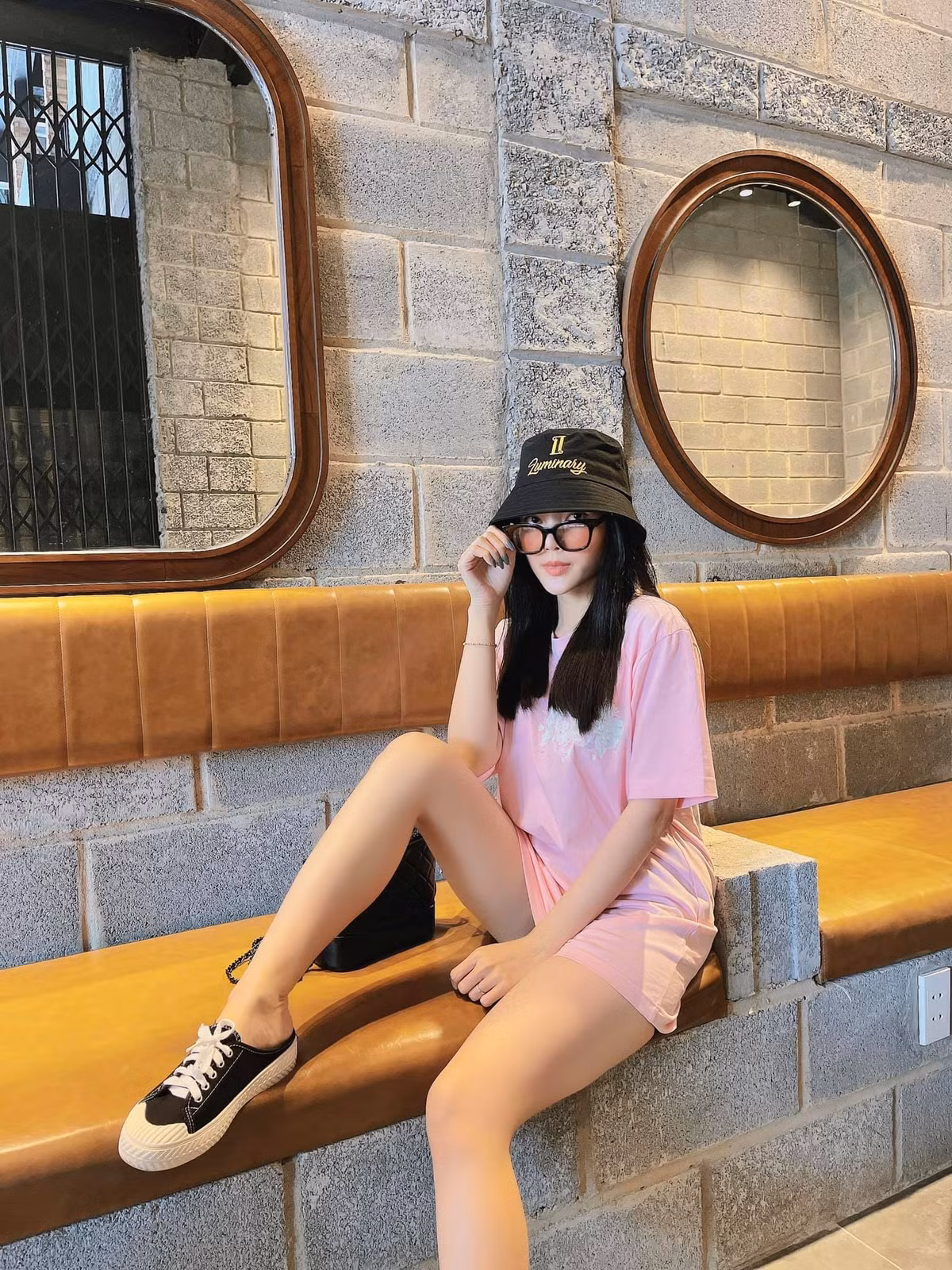 Trên trang cá nhân, người đẹp thường xuyên chia sẻ những kỹ năng tập luyện yoga để giữ dáng và giúp cho tinh thần minh mẫn, sảng khoái.