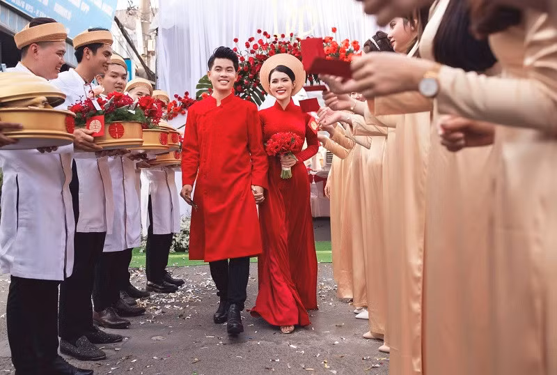 Nhan sắc của cô dâu hot girl gây chú ý bởi vẻ đẹp được đánh giá là rất giống hoa hậu Kỳ Duyên cùng với vóc dáng đầy quyến rũ.