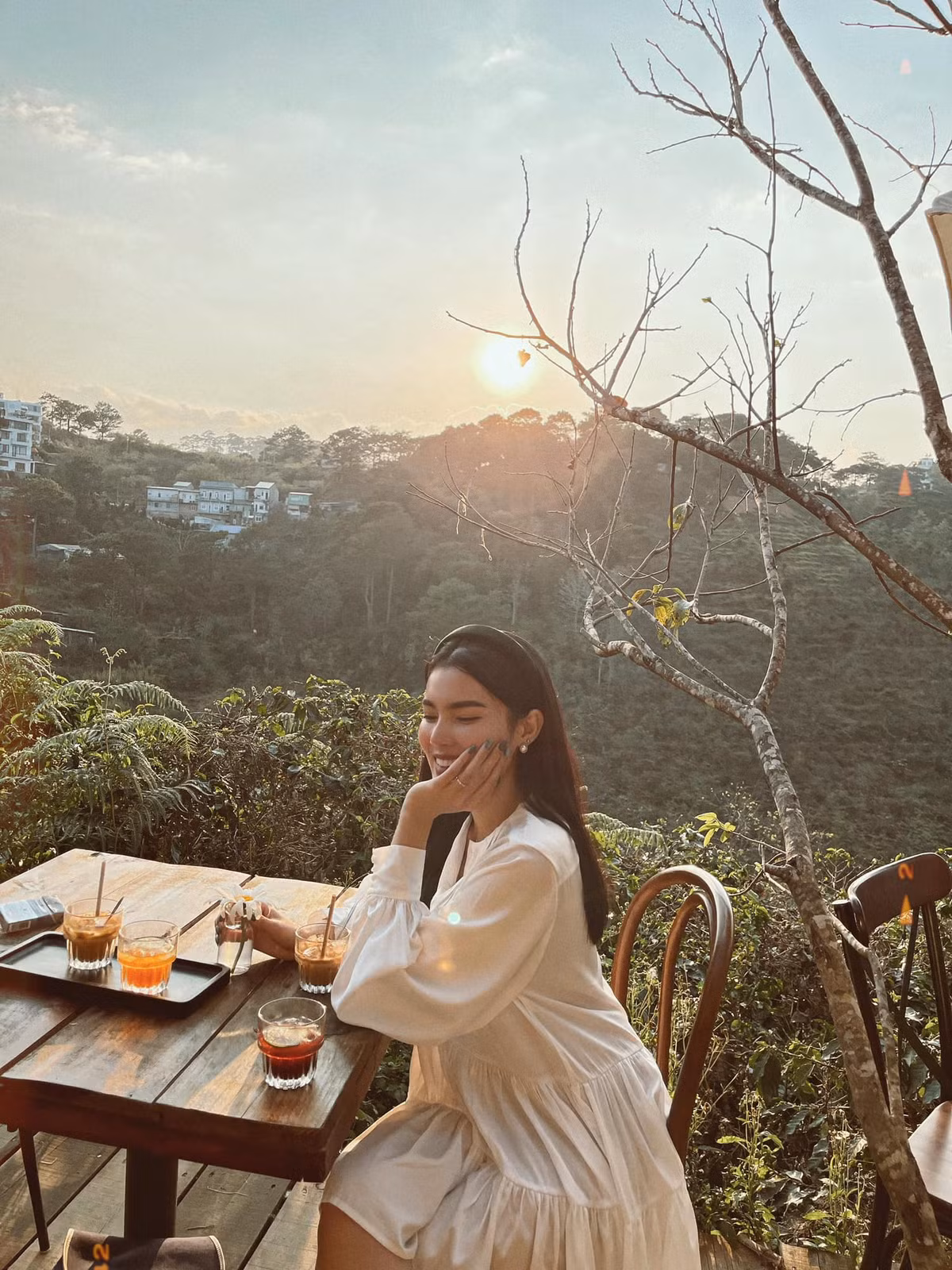 Ở ngoài đời, nàng hot girl này gây chú ý khi sở hữu vẻ đẹp gợi cảm cùng phong cách thời trang phóng khoáng.