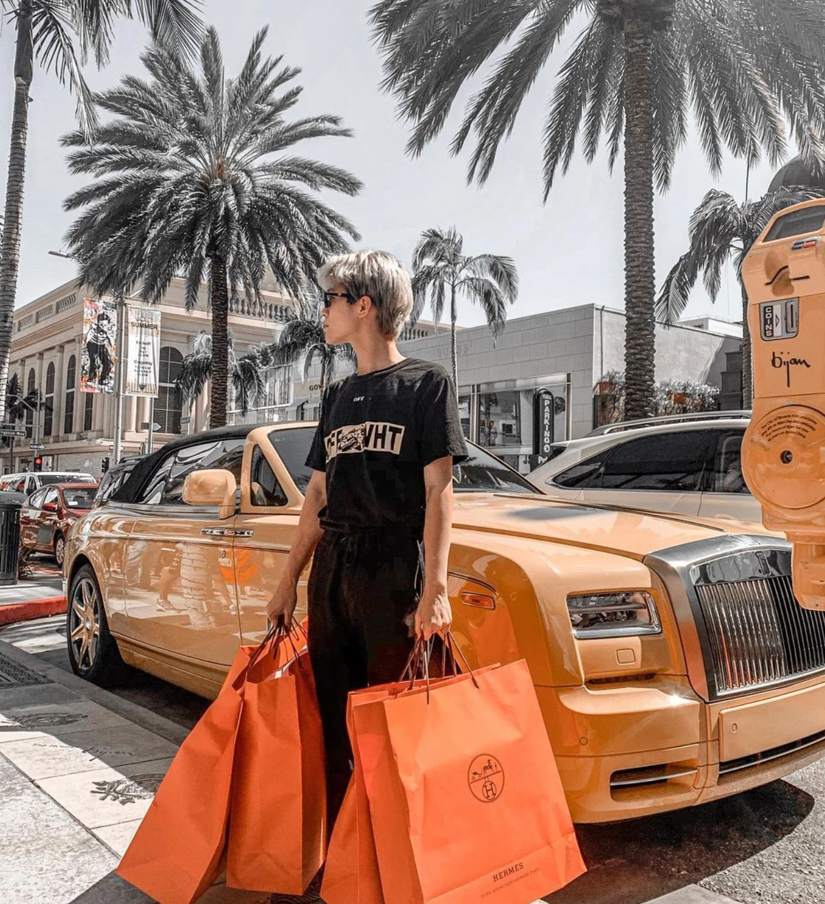 Pha tiết lộ độ giàu mới nhất của thiếu gia Hà thành là chia sẻ rằng không bao giờ nhớ giá những món hàng hiệu của mình với lý do thích là quẹt thẻ.