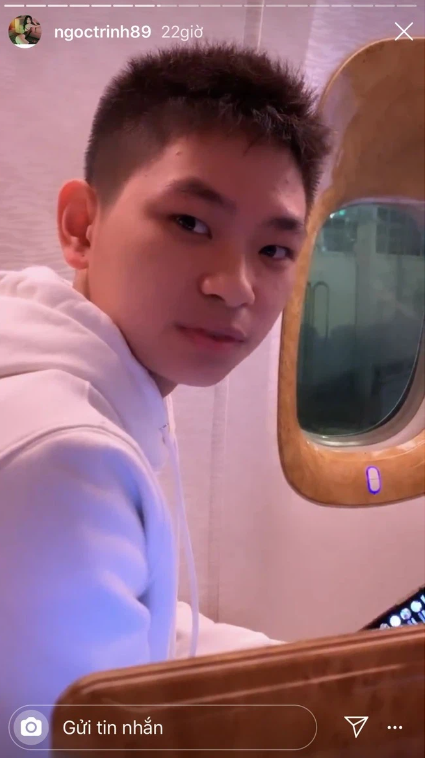 Nguyễn Gia Kỳ (SN 2003) là gương mặt không còn xa lạ gì với fan Ngọc Trinh bởi "truyền thuyết" bỏ gần 100 triệu mua vé thương gia để ngồi cạnh idol trong chuyến bay Dubai.