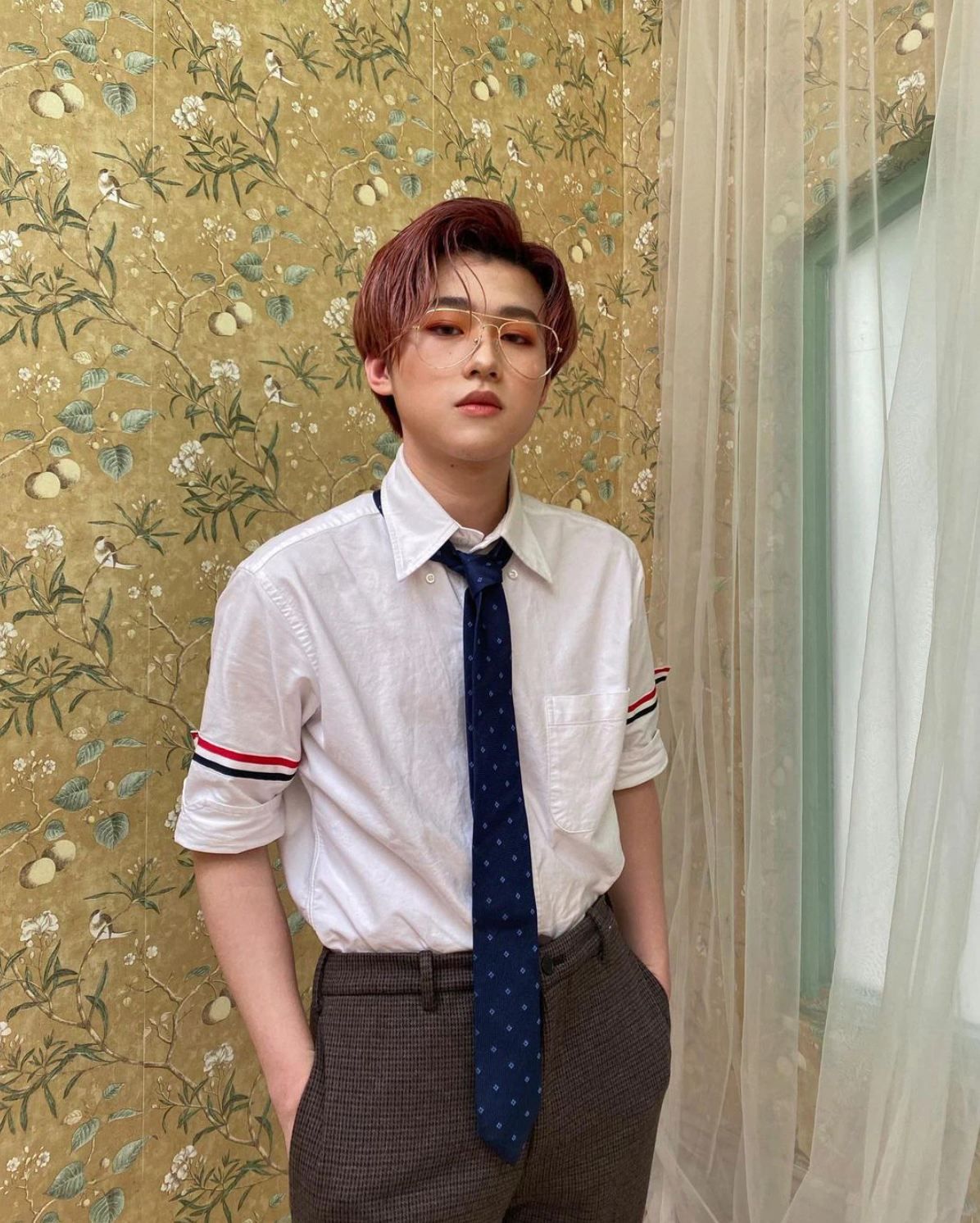 Nhất Hoàng từng khiến dân tình "xỉu ngang" khi đăng bức ảnh đi cách ly mà mang "sương sương" đống đồ hiệu mấy trăm triệu. Trong đó đắt đỏ nhất là chiếc túi Hermès Birkin 30 Ostrich Bougainvillea có giá 19.500 USD (khoảng 450 triệu VNĐ).