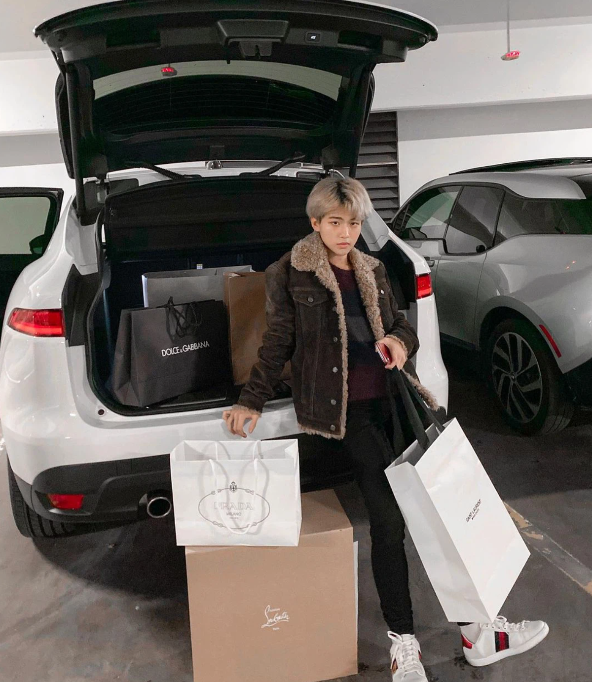 Trong giới rich kid 10x cái tên Nhất Hoàng có lẽ không còn quá xa lạ. Cậu bạn được giới trẻ biết đến khi xuất hiện tại đám cưới của chị gái là rich kid Trinh Hoàng và doanh nhân Jay Trần. Dù chỉ mới sinh năm 2003 nhưng cậu bạn đã nổi bật với vẻ tuấn tú cùng gu thời trang chuẩn Hàn.