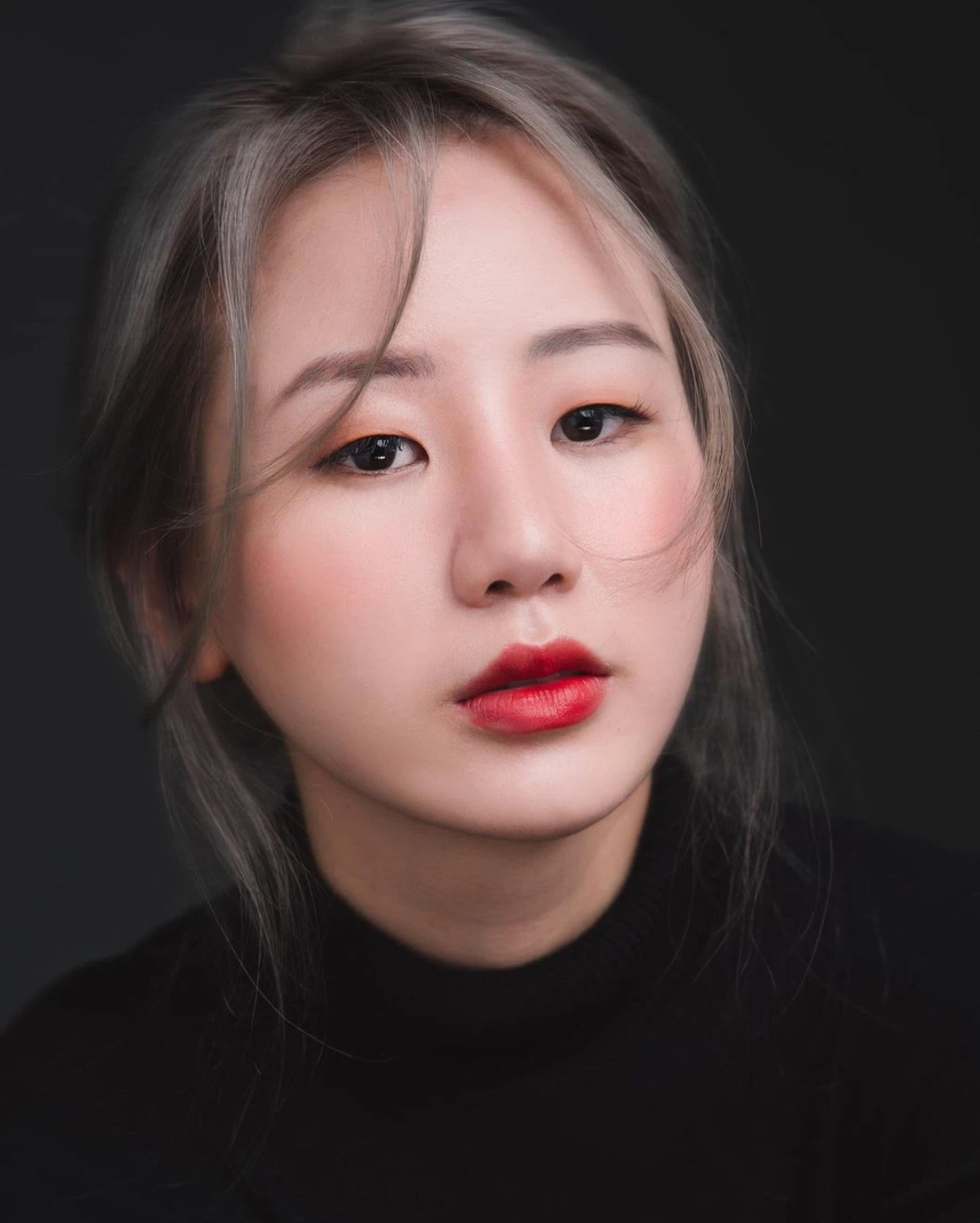 Trước đó, trong dịp sinh nhật 19 tuổi, Thảo Trinh được mẹ tặng bộ trang sức gồm nhẫn và dây chuyền bằng kim cương ai nhìn cũng "choáng".