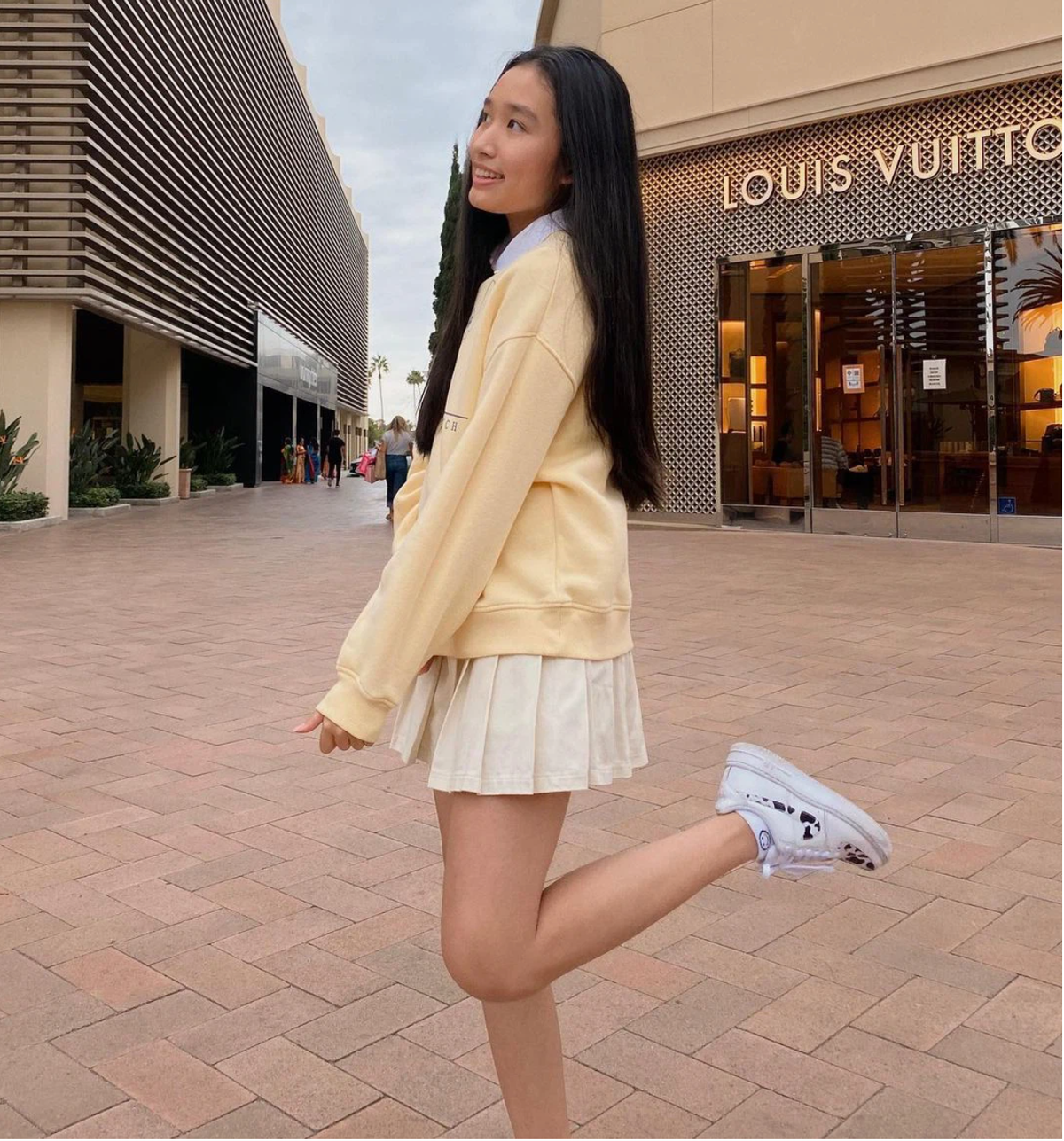 Jenny Huỳnh hiện đang sinh sống tại nhà riêng ở Mỹ và gia đình có đủ điều kiện cho cô bạn sang đây du học từ năm 15 tuổi.