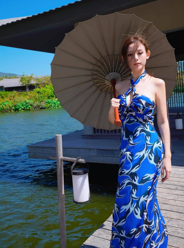 Với vẻ đẹp "trẻ mãi không già", người đẹp sinh năm 1989 từng không ít lần khiến bao con tim xao xuyến bởi những khoảnh khắc khoe thân hình nuột nà.