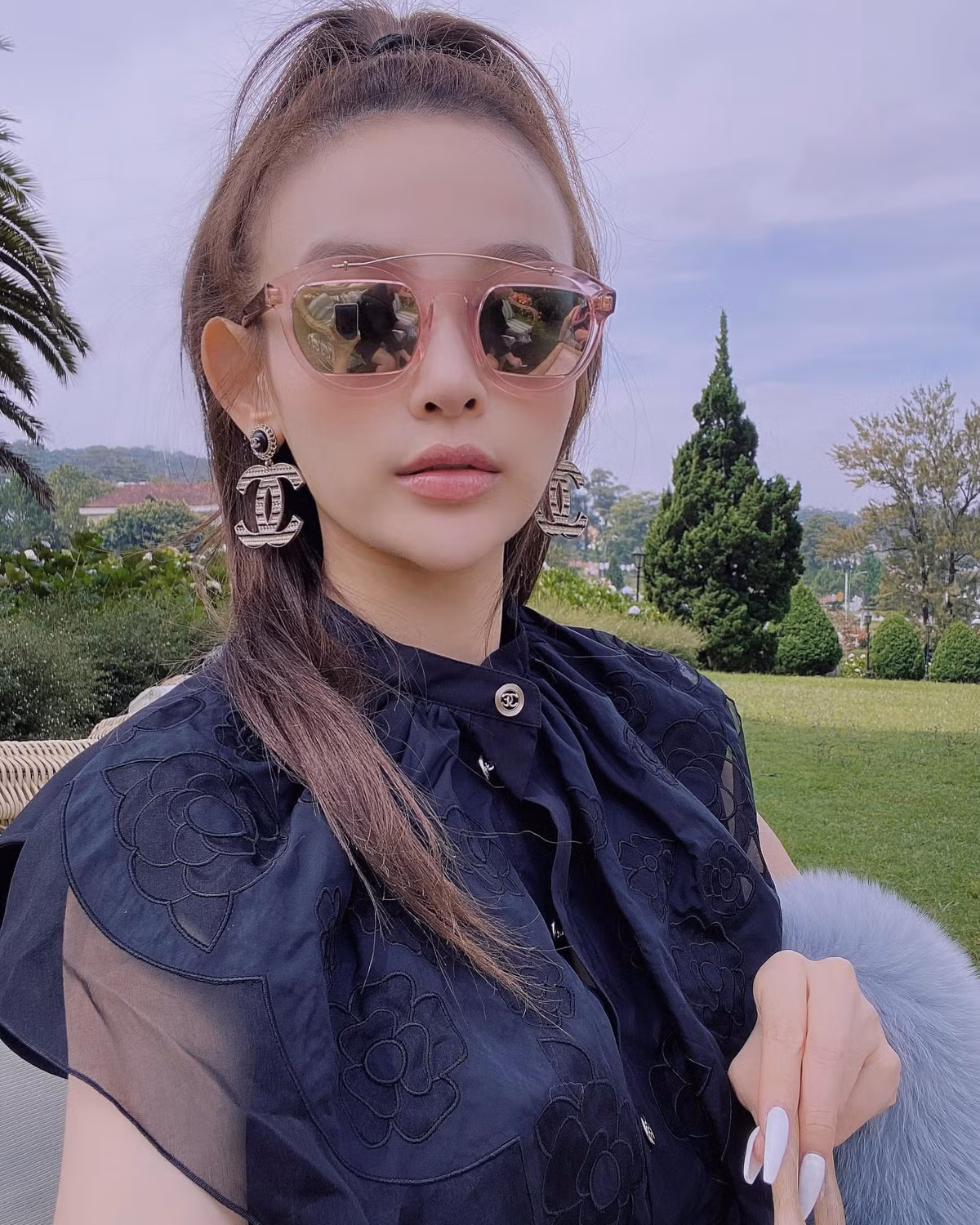 Huyền baby cho biết đã sử dụng các phương pháp làm đẹp không phẫu thuật như tiêm filler tạo cằm V-line kết hợp căng chỉ mũi, tiêm tan mỡ, tiêm filler lên rãnh cười,...để có được nhan sắc như hiện tại.