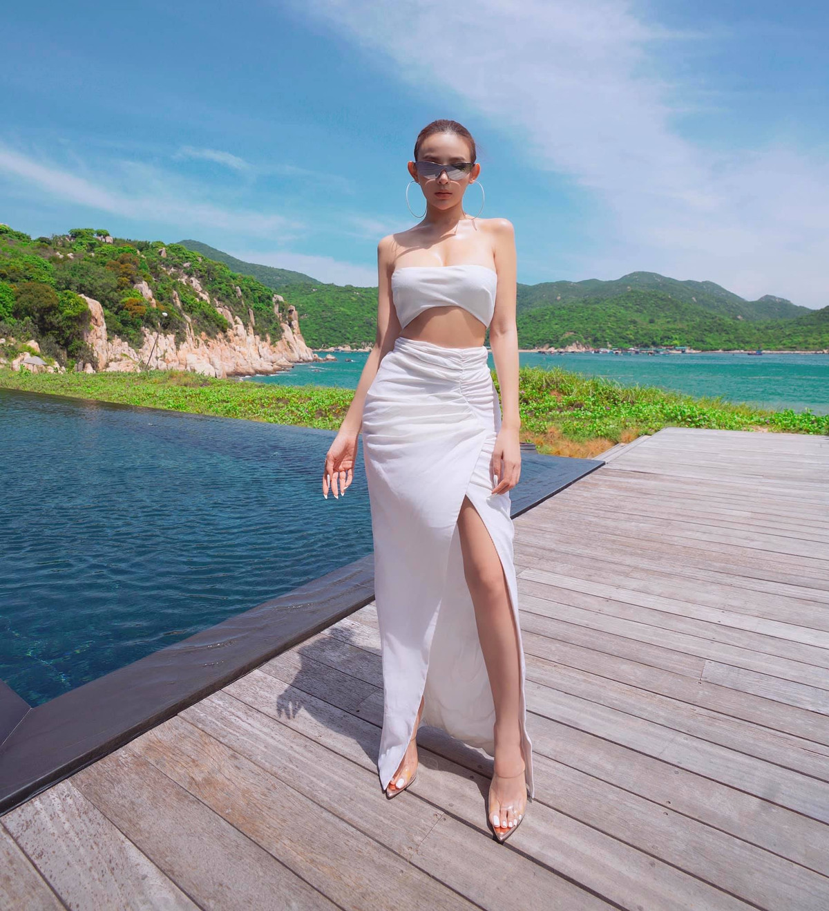 Dù không phải vẻ đẹp tự nhiên có được, nhưng ai cũng công nhận rằng từ khi lấy chồng cựu hot girl ngày nào đã hoàn toàn "lột xác" vô cùng ngoạn mục.