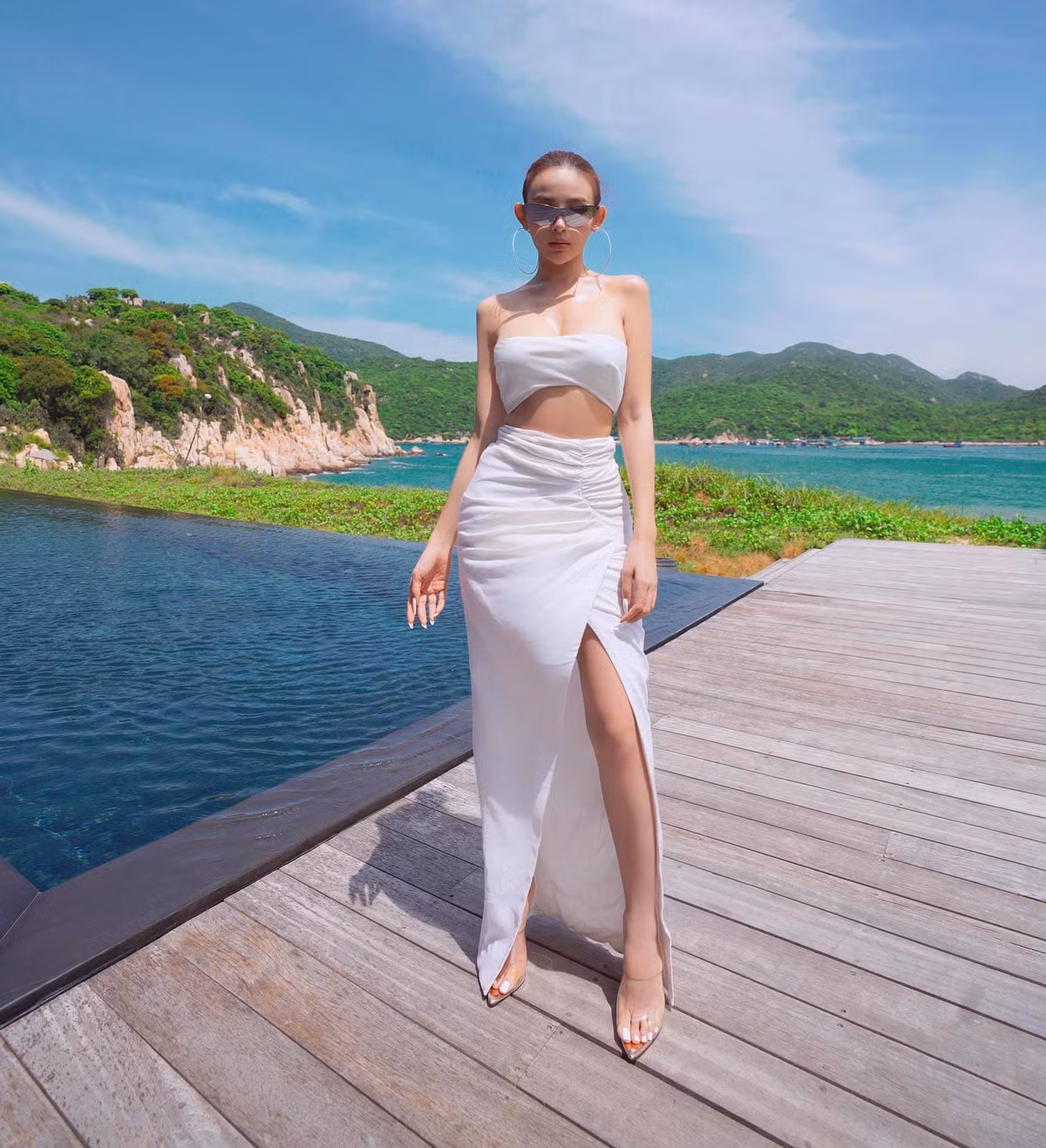 Dù không phải vẻ đẹp tự nhiên có được, nhưng ai cũng công nhận rằng từ khi lấy chồng cựu hot girl ngày nào đã hoàn toàn "lột xác" vô cùng ngoạn mục.