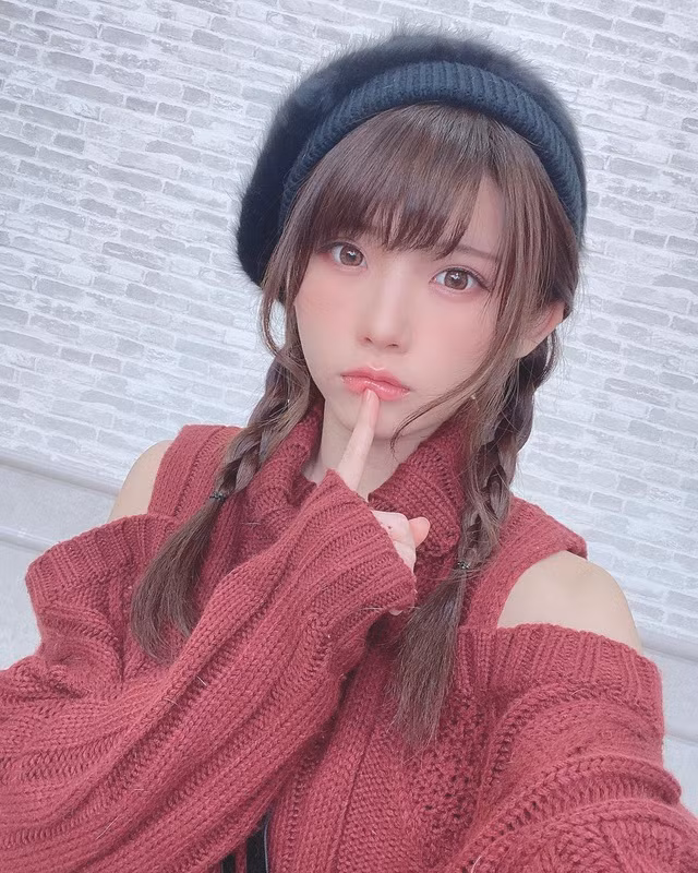 Thậm chí, Enako phải thuê hẳn 1 đội ngũ nhân viên, bao gồm cả kế toán và chuyên gia tài chính để giúp cô ấy lo chuyện giấy tờ và đóng thuế. Ảnh: Tổng hợp