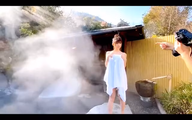 Và trong một lần chụp ảnh mẫu, không hiểu là hữu ý hay vô tình mà Enako bất ngờ khiến cộng đồng mạng phải "chảy máu mũi" với những màn tạo dáng vô cùng nóng bỏng.