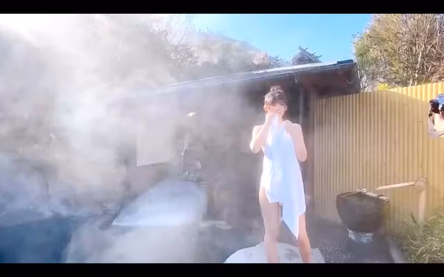 Màn khoe dáng bên suối nước nóng của gái xinh Nhật Bản đã khiến cho tên tuổi của Enako bỗng chốc nổi như cồn, xuất hiện trên không ít các trang mạng. Bên cạnh đó, hình ảnh này cũng khiến tranh cãi nảy ra trong cộng đồng fan, mà hầu hết đều cho rằng đây là chiêu trò thu hút sự chú ý.