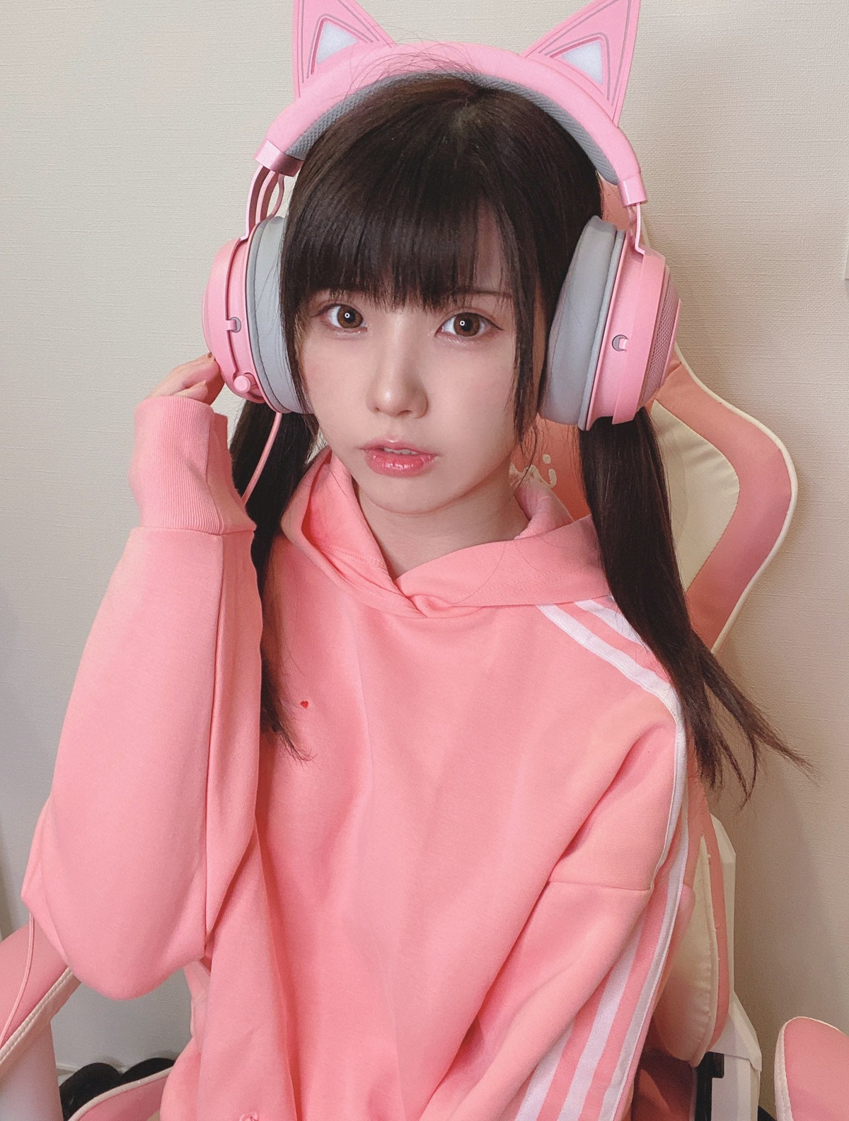 Được mệnh danh là " mỹ nhân cosplay", Enako "gây thương nhớ" với nhan sắc đáng yêu, vóc dáng nóng bỏng, nuột nà.