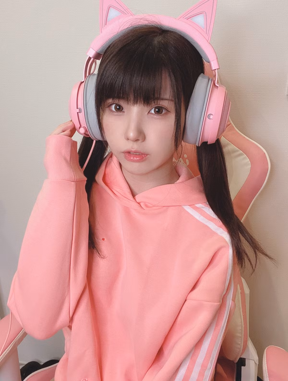 Được mệnh danh là " mỹ nhân cosplay", Enako "gây thương nhớ" với nhan sắc đáng yêu, vóc dáng nóng bỏng, nuột nà.