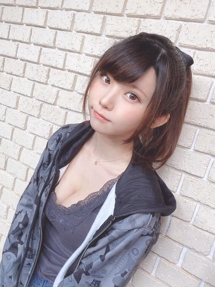 Dù có chiều cao khá khiêm tốn 1m54 nhưng Enako vẫn cực kỳ gợi cảm và quyến rũ.