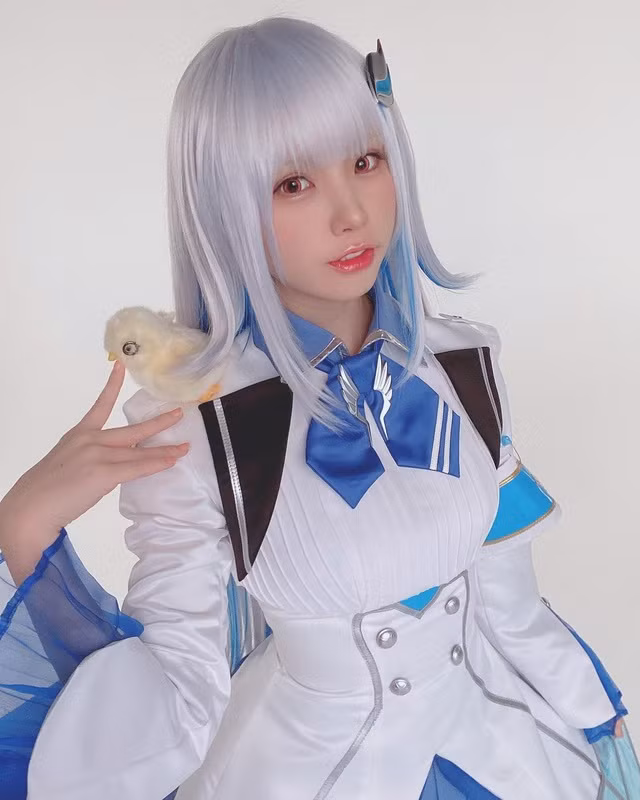 Trong một cuộc phỏng vấn cách đây khá lâu, Enako cho biết rằng chỉ trong tháng cuối năm cô đã kiếm được hơn 90 nghìn USD (tương đương với 2 tỷ VND). Đây là một con số rất trong mơ với những người làm việc trong lĩnh vực cosplay.