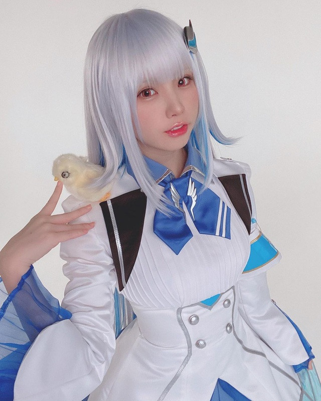 Trong một cuộc phỏng vấn cách đây khá lâu, Enako cho biết rằng chỉ trong tháng cuối năm cô đã kiếm được hơn 90 nghìn USD (tương đương với 2 tỷ VND). Đây là một con số rất trong mơ với những người làm việc trong lĩnh vực cosplay.