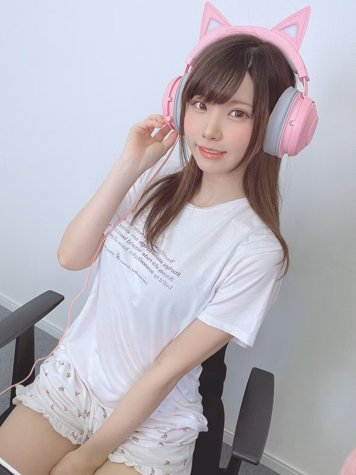 Enako cũng được biết đến với vai trò của một người mẫu ảnh và diễn viên lồng tiếng. Cô luôn mang đến cho mọi người xung quanh niềm cảm hứng vui vẻ và nguồn năng lượng tích cực.