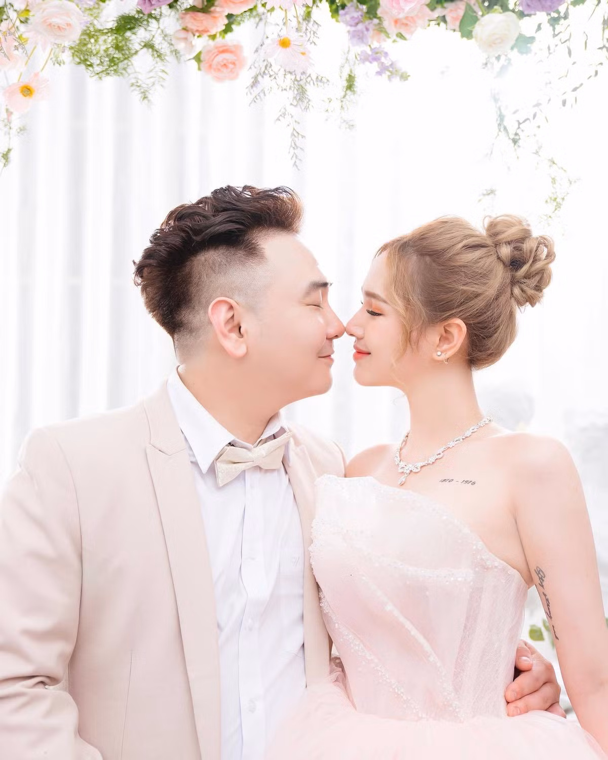 Kể từ khi về chung một nhà, cuộc sống hôn nhân của streamer đình đám này và bà xã kém 13 tuổi Xoài Non vẫn luôn nhận được sự quan tâm.