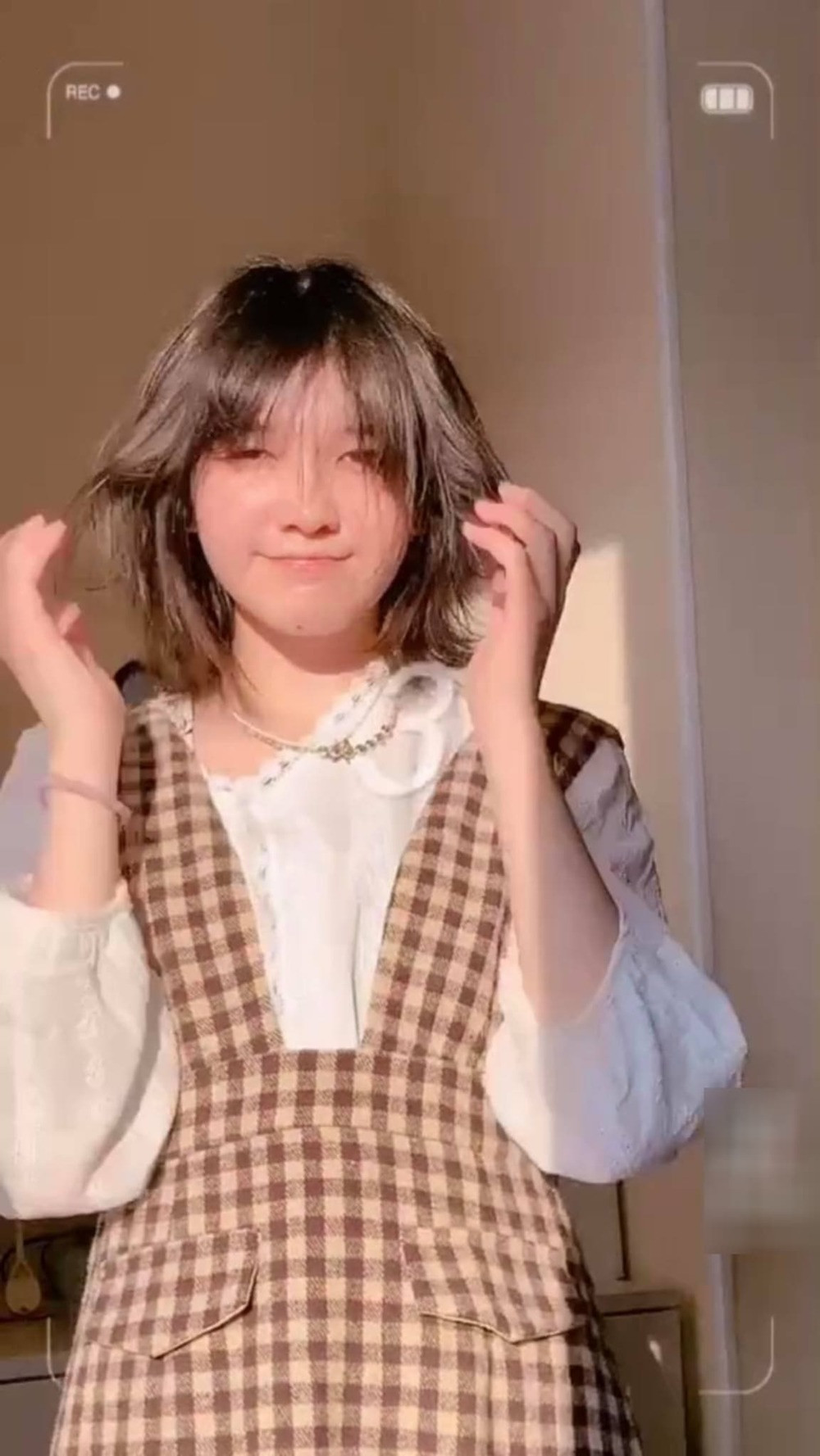 Tuy nhiên nhìn sang thông tin cá nhân của chính chủ nhiều người mới vỡ mộng, bởi lẽ cô gái này lại là một hot girl tên Yuranali đến từ nước Nga.