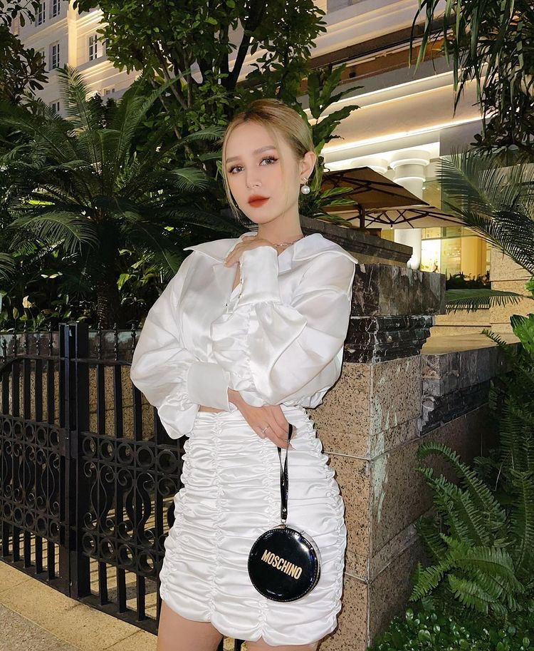 Trước thắc mắc của người hâm mộ, nàng hot girl 2K đã trả lời lại và cho biết đây là yêu cầu của chương trình. Trước khi lên cô cũng hỏi là xưng hô "cô", "chú" hay như thế nào cho phải vì sợ là hỗn nhưng mà chương trình bảo cứ gọi là "anh", "chị" vì như vậy sẽ tôn trọng người nghệ sĩ.