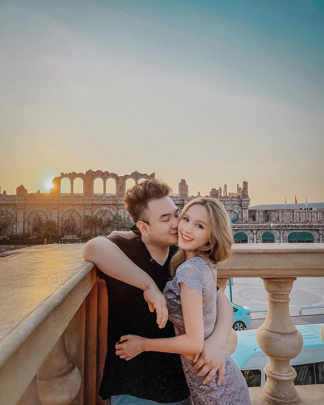 Về làm dâu nhà giàu, cuộc sống hôn nhân của Xoài Non khiến không ít chị em ghen tị bởi những chuyến du lịch sang chảnh, được mẹ chồng yêu chiều và đặc biệt là chồng luôn quan tâm, chiều chuộng.