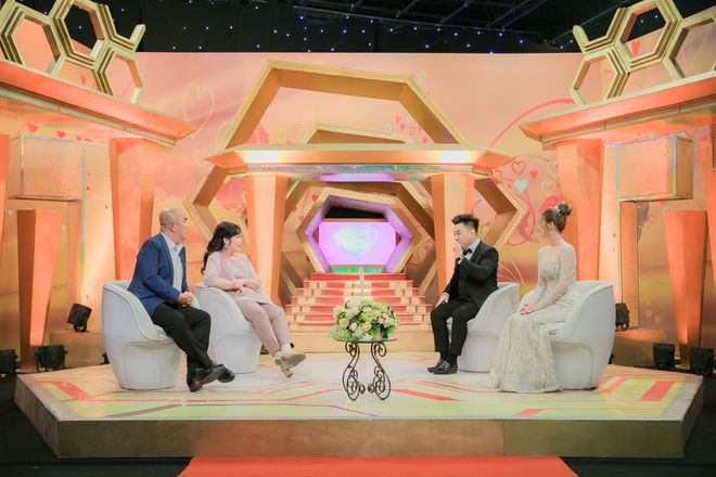 Ngay sau chương trình, nhiều cư dân mạng tỏ ra không hài lòng về cách xưng hô của hot girl Xoài Non đối với hai nghệ sĩ lớn tuổi. Theo đó, Xoài Non đã xưng "em" và gọi Hồng Vân, Quốc Thuận là "anh", "chị".