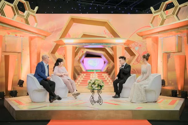 Ngay sau chương trình, nhiều cư dân mạng tỏ ra không hài lòng về cách xưng hô của hot girl Xoài Non đối với hai nghệ sĩ lớn tuổi. Theo đó, Xoài Non đã xưng "em" và gọi Hồng Vân, Quốc Thuận là "anh", "chị".