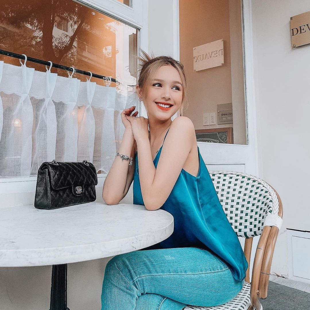 Lời giải thích của Xoài Non được nhận xét là khá thuyết phục và hợp lý. Dù theo đúng độ tuổi thì nên gọi là "cô", "cháu" tuy nhiên xưng hô "anh", "chị" sẽ tăng tính chuyên nghiệp cho chương trình, bớt gây chú ý về chuyện tuổi tác, hạn chế gây ra khoảng cách thế hệ.