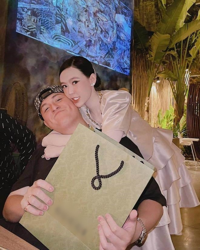 Dù đã kết hôn được hơn 4 năm nhưng cặp vợ chồng rich kid này lại khiến dân tình ngưỡng mộ trước những khoảnh khắc ấm áp, ngọt ngào.