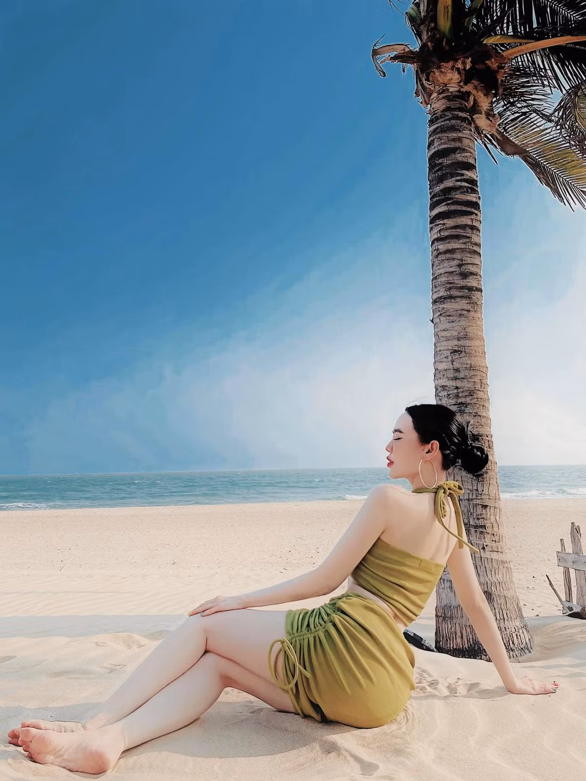 Được biết, cựu hot girl này hiện đang điều hành một cửa hàng mỹ phẩm và cả thời trang uy tín tại Thành phố Hồ Chí Minh.