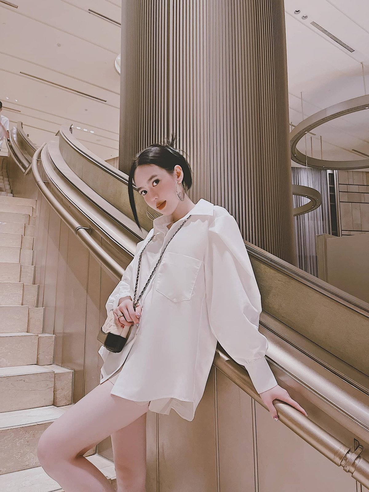 Những tấm hình hot girl Sài thành đăng tải trên mạng xã hội đều khiến dân tình không thể rời mắt bởi quá gợi cảm và sang chảnh.