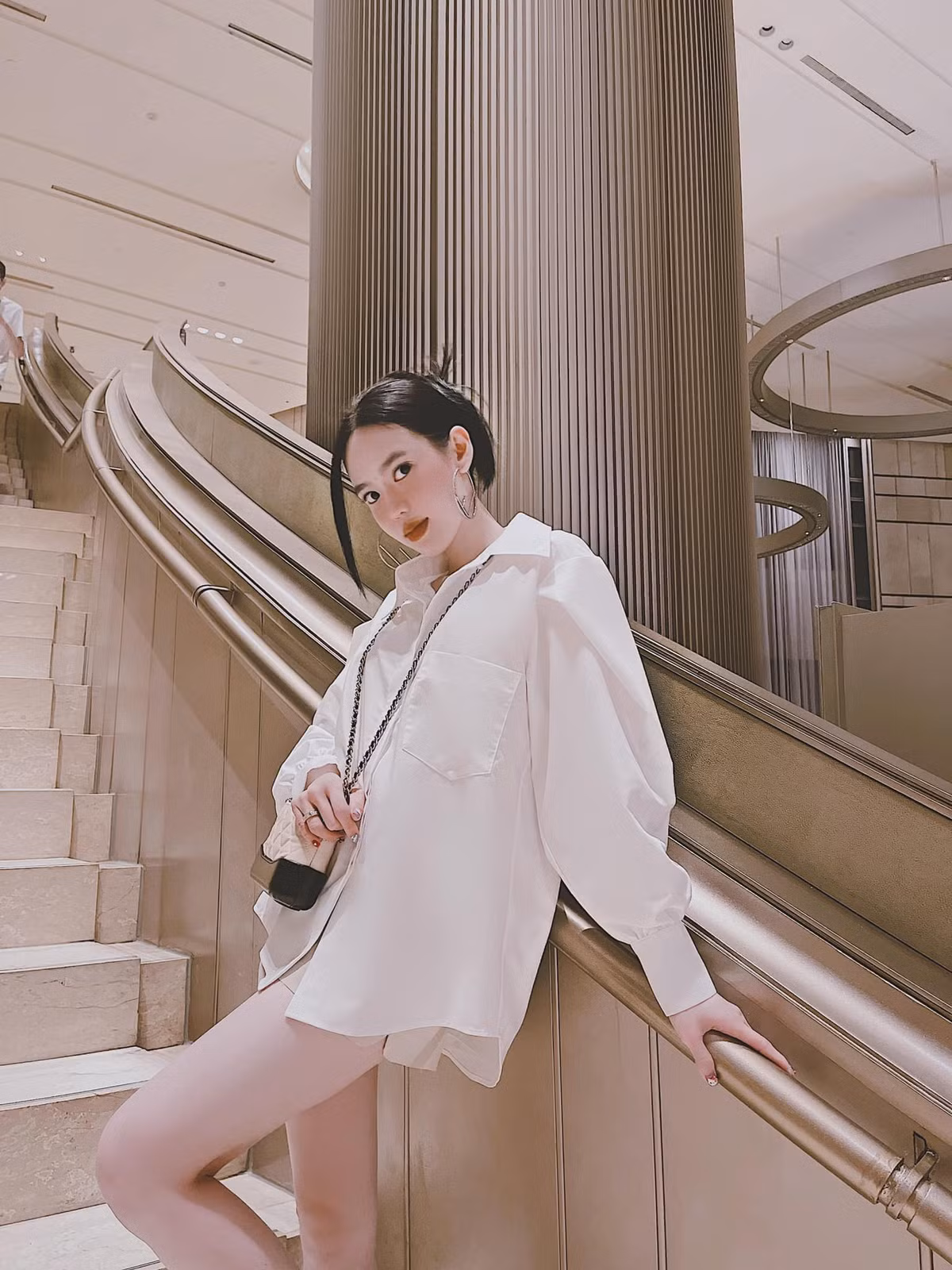 Những tấm hình hot girl Sài thành đăng tải trên mạng xã hội đều khiến dân tình không thể rời mắt bởi quá gợi cảm và sang chảnh.