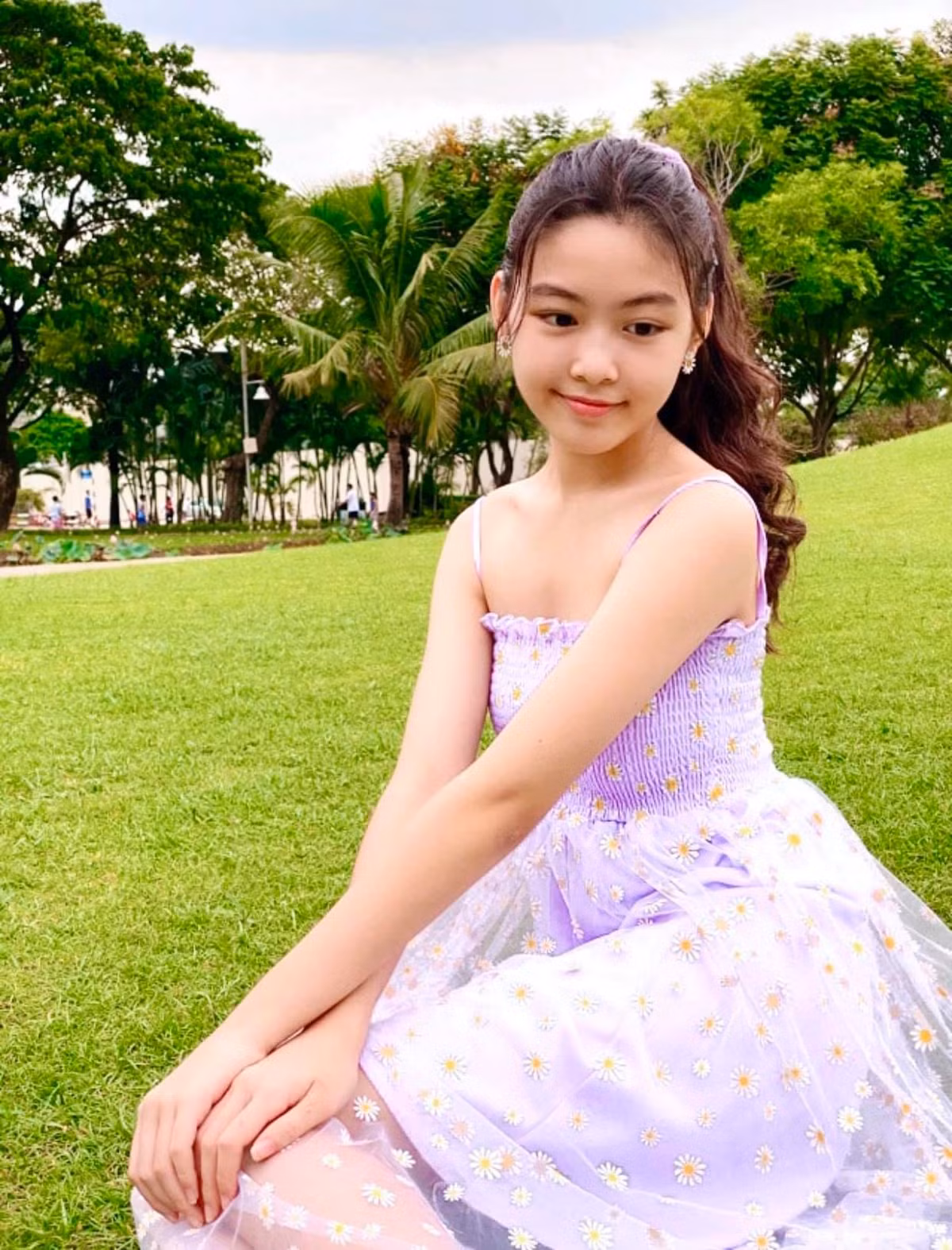 Cô cả nhà Quyền Linh mới 16 tuổi nhưng đã cao trên 1m70. Trong một lần chia sẻ, doanh nhân Dạ Thảo tiết lộ con gái thường xuyên chơi bóng rổ, bơi lội kết hợp với chế độ dinh dưỡng.