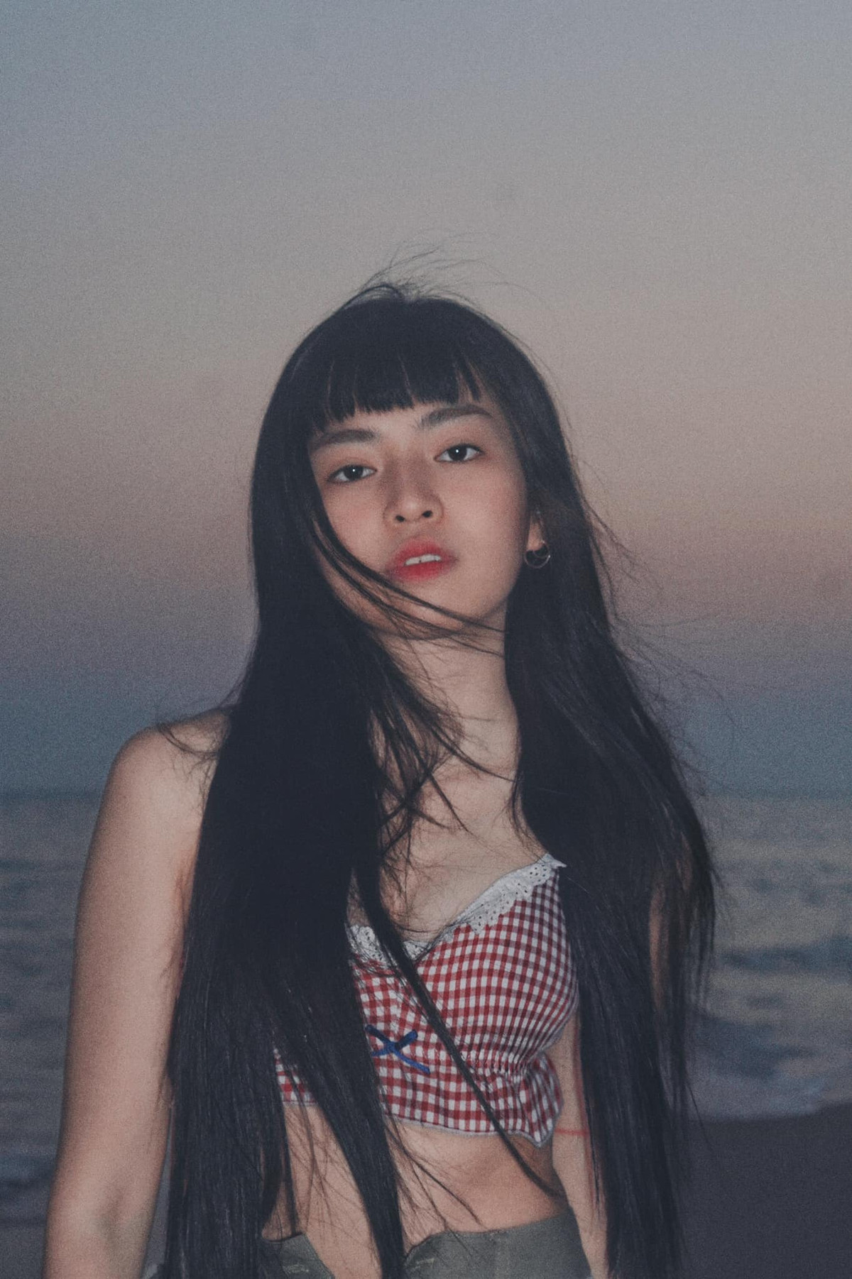 Soi với hình tượng trong phim Mắt Biếc, Khánh Vân của hiện tại đã khác hẳn 180 độ.