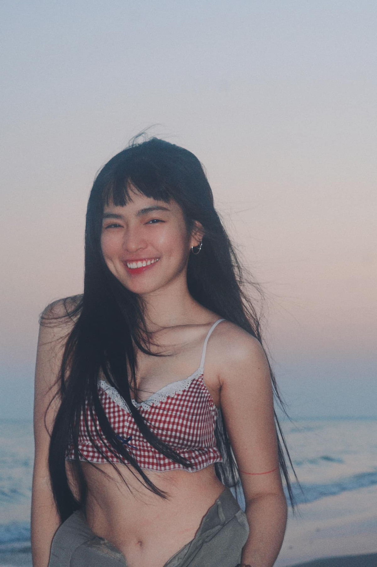 Phía dưới bộ ảnh mới của Khánh Vân, cư dân mạng đã tranh cãi nhiệt tình, người cho rằng Khánh Vân không hợp với hình ảnh hở hang này, số khác tỏ ra thích thú vì nữ diễn viên ngày càng lột xác.