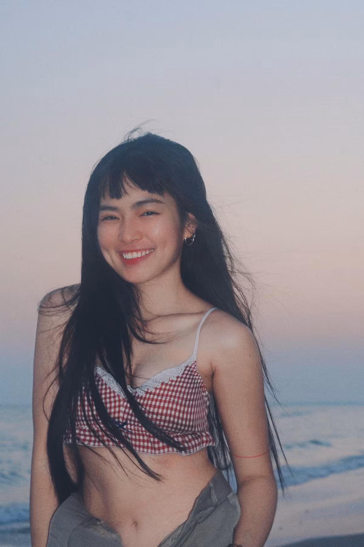 Phía dưới bộ ảnh mới của Khánh Vân, cư dân mạng đã tranh cãi nhiệt tình, người cho rằng Khánh Vân không hợp với hình ảnh hở hang này, số khác tỏ ra thích thú vì nữ diễn viên ngày càng lột xác.