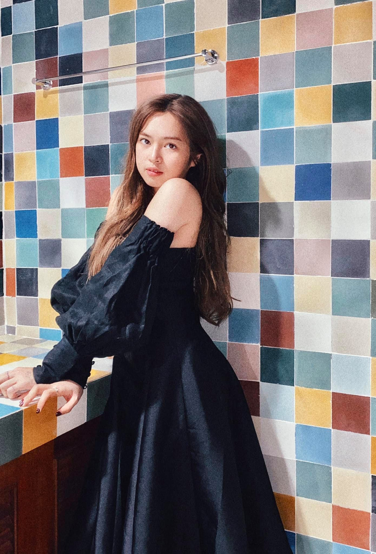 Với lợi thế là nụ cười đẹp, má lúm đồng tiền và có cá tính riêng nên hot girl Khánh Vân nhanh chóng gây sốt và thu về lượng fan hùng hậu.